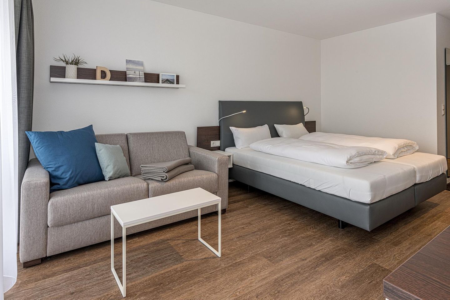 Deichhäuser Anna Küste Deichhäuser Anna Küste 7-32 Bensersiel - Wohn-Essbereich mit Doppelbett