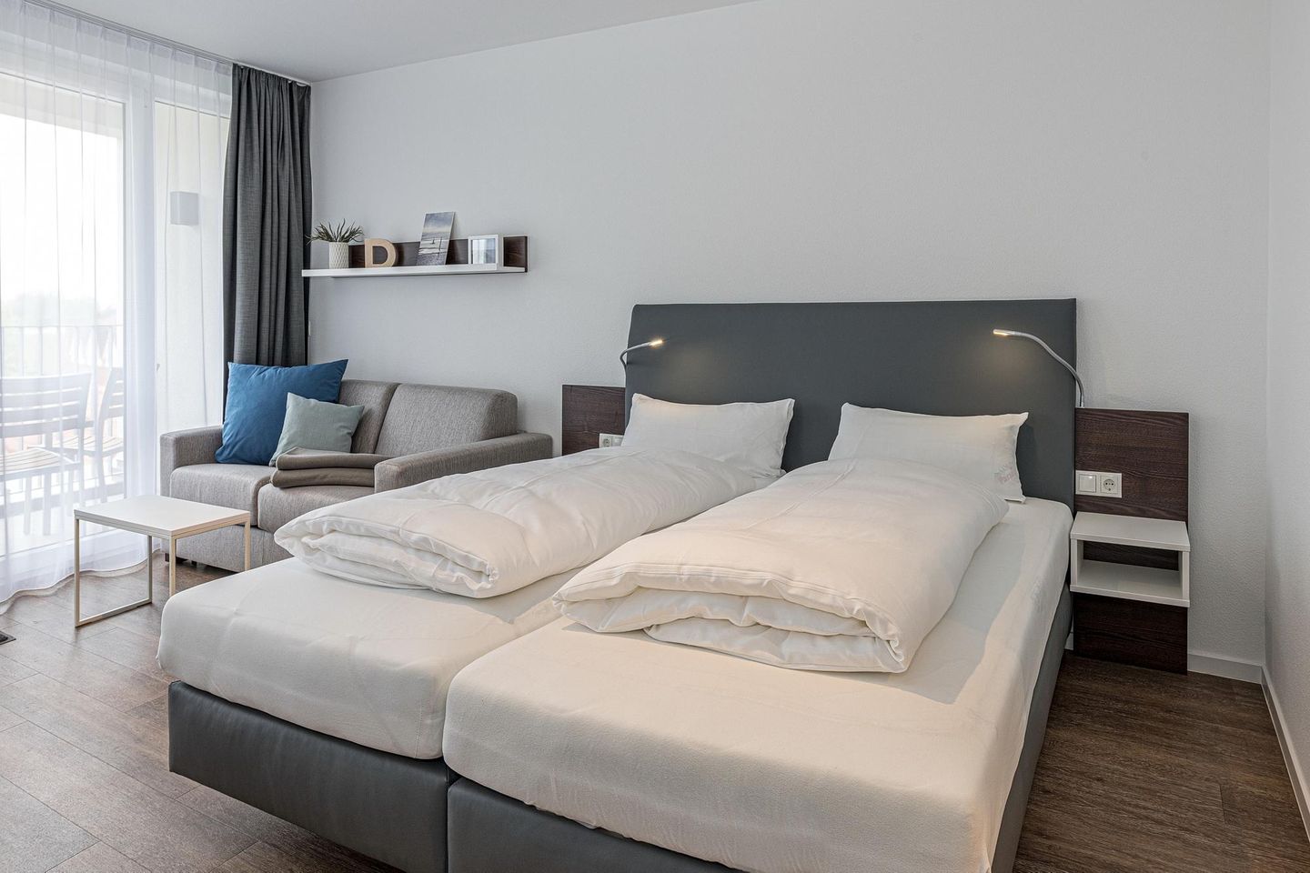 Deichhäuser Anna Küste Deichhäuser Anna Küste 7-32 Bensersiel - Wohn-Essbereich mit Couch und Doppelbett