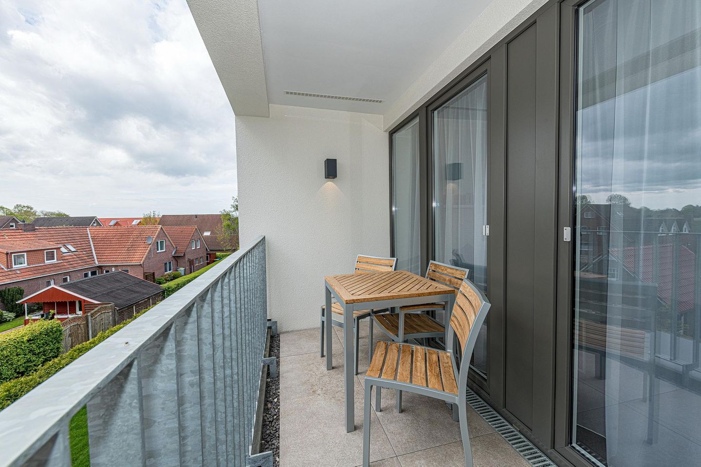 Deichhäuser Anna Küste Deichhäuser Anna Küste 7-32 Bensersiel - Überdachter Balkon mit Sitzgelegenheit