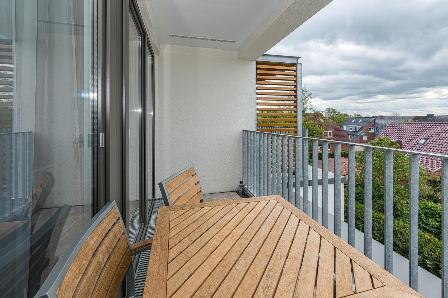 Deichhäuser Anna Küste Deichhäuser Anna Küste 7-32 Bensersiel - Überdachter Balkon mit Sitzgelegenheit