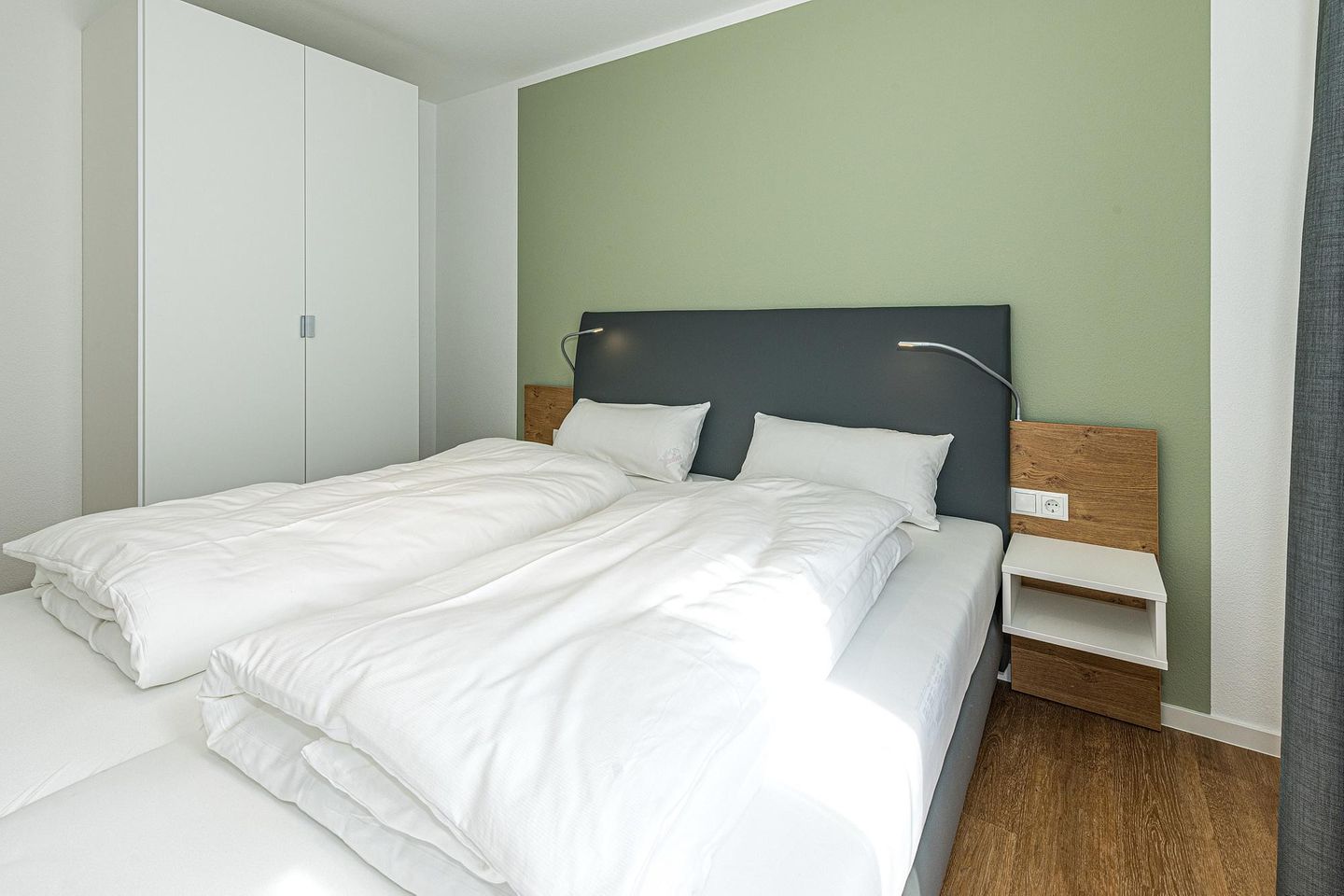 Deichhäuser Anna Küste Deichhäuser Anna Küste 7-33 Bensersiel - Schlafzimmer mit Doppelbett