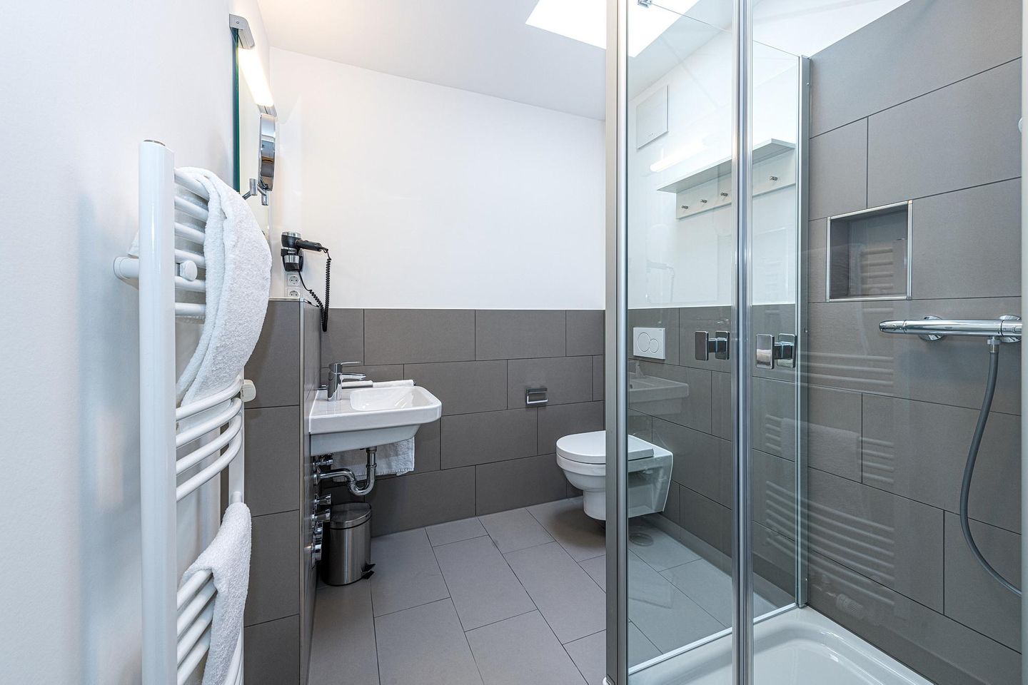 Deichhäuser Anna Küste Deichhäuser Anna Küste 7-33 Bensersiel - Badezimmer mit Dusche