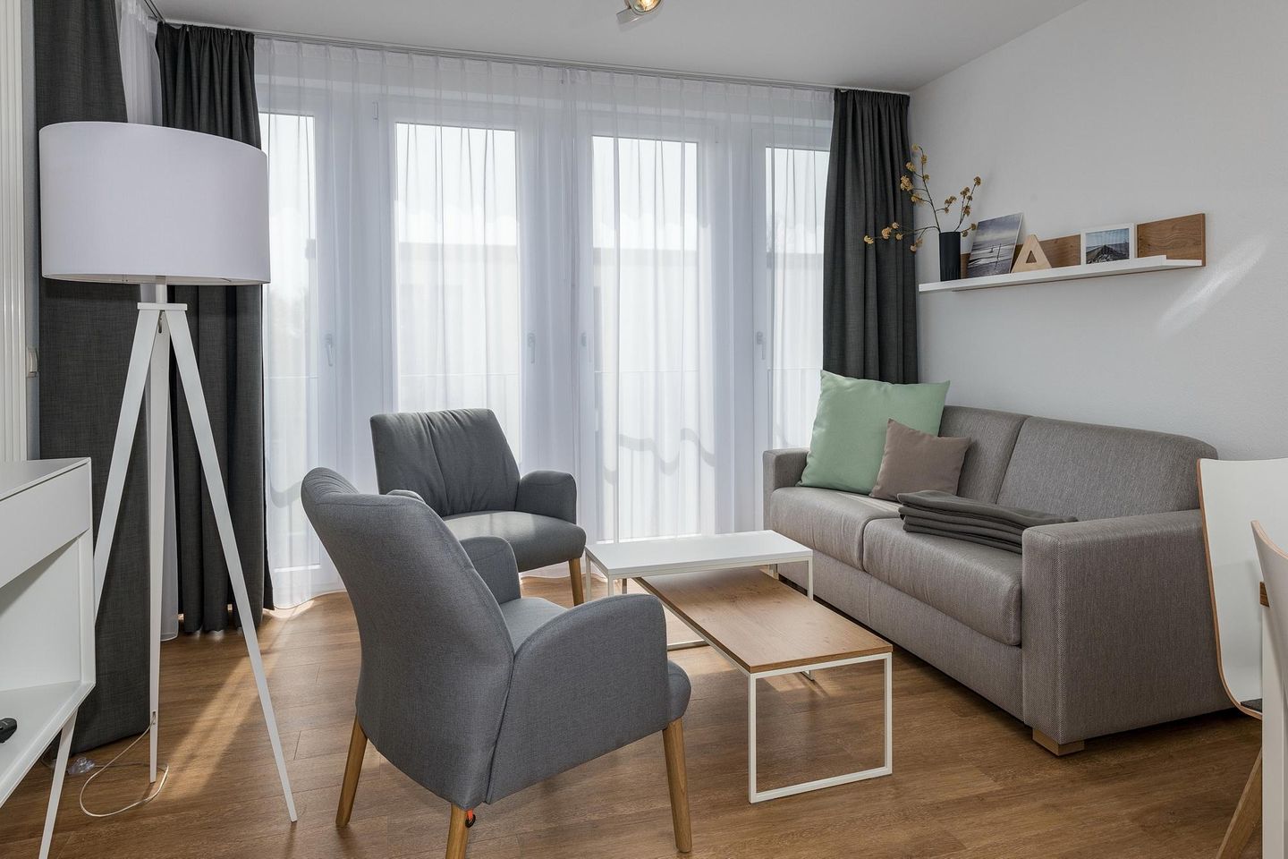 Deichhäuser Anna Küste Deichhäuser Anna Küste 7-34 Bensersiel - Wohn-Essbereich mit Couch