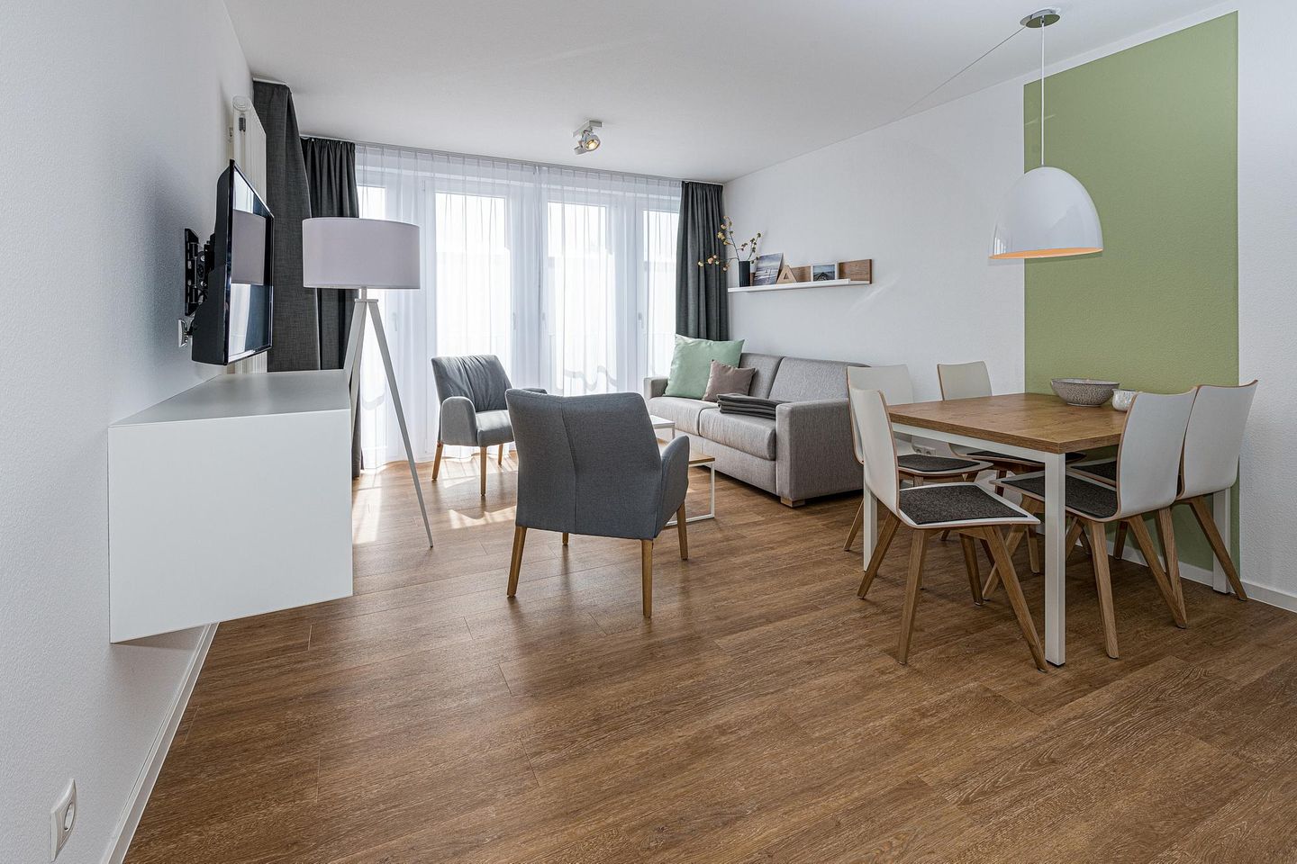 Deichhäuser Anna Küste Deichhäuser Anna Küste 7-34 Bensersiel - Wohn-Essbereich mit Couch und Esstisch