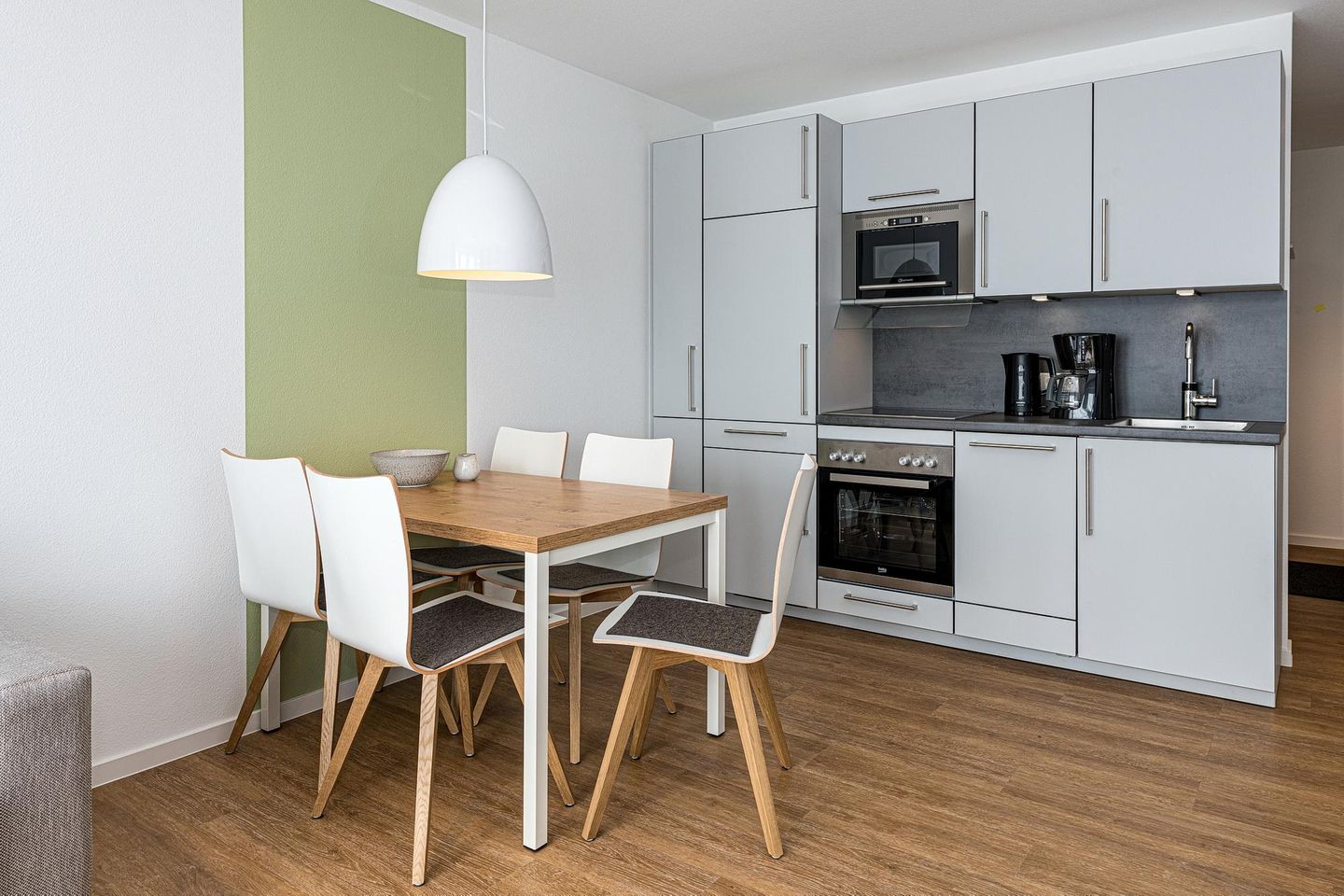 Deichhäuser Anna Küste Deichhäuser Anna Küste 7-34 Bensersiel - Wohn-Essbereich mit Esstisch, Sitzgelegenheit und Küchenzeile