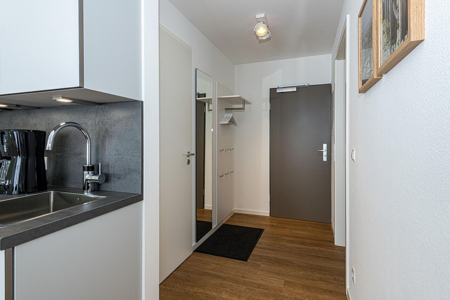 Deichhäuser Anna Küste Deichhäuser Anna Küste 7-34 Bensersiel - Flur mit Garderobe