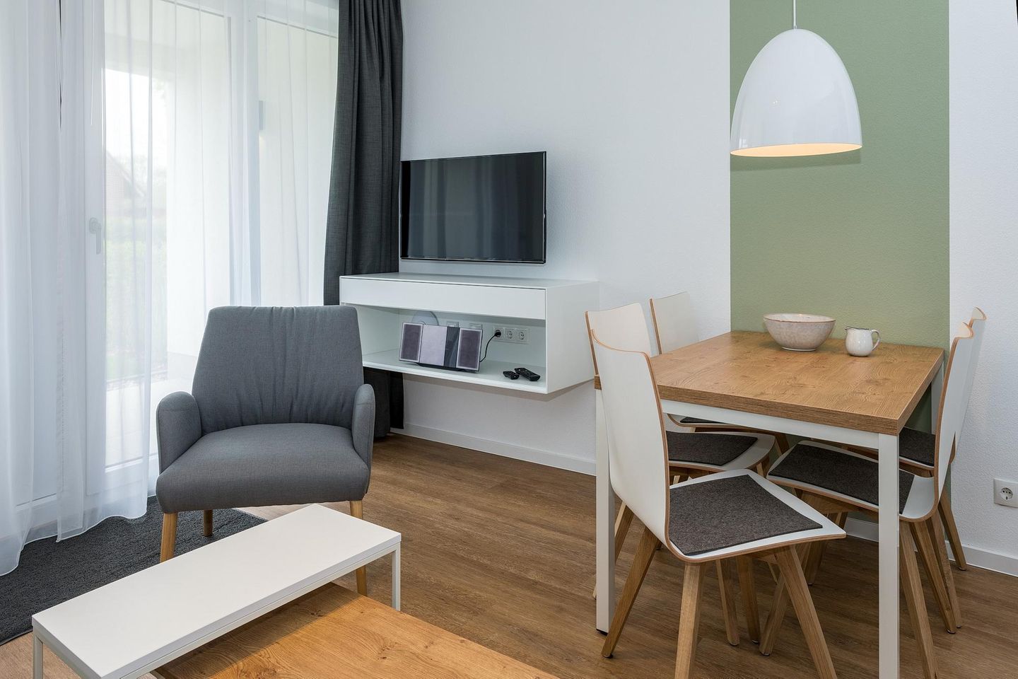 Deichhäuser Anna Küste Deichhäuser Anna Küste 8-11 Bensersiel - Wohn-Essbereich mit Couch