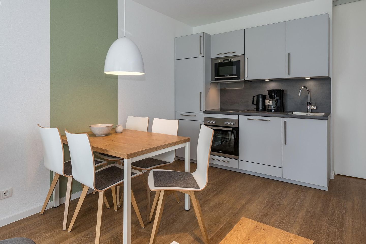 Deichhäuser Anna Küste Deichhäuser Anna Küste 8-11 Bensersiel - Küchenzeile mit Esstisch und Sitzgelegenheit