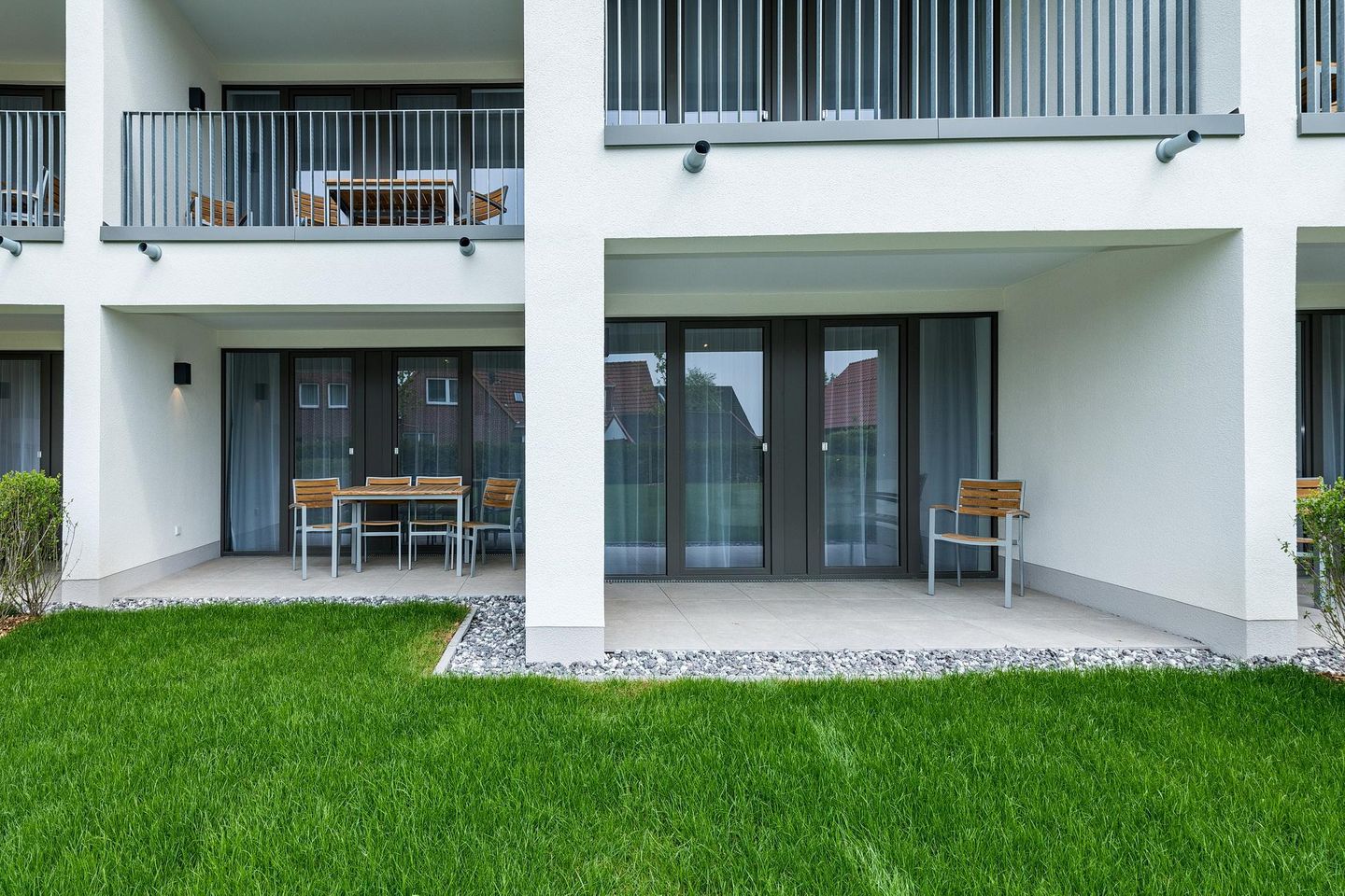 Deichhäuser Anna Küste Deichhäuser Anna Küste 8-11 Bensersiel - Terrasse mit Gartenmöbeln und Grünfläche