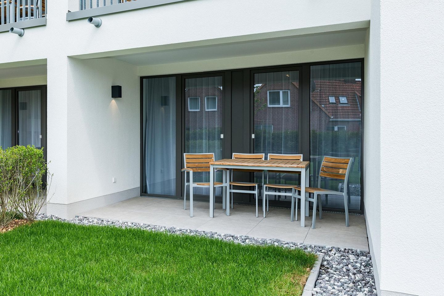 Deichhäuser Anna Küste Deichhäuser Anna Küste 8-11 Bensersiel - Terrasse mit Gartenmöbeln und Grünfläche