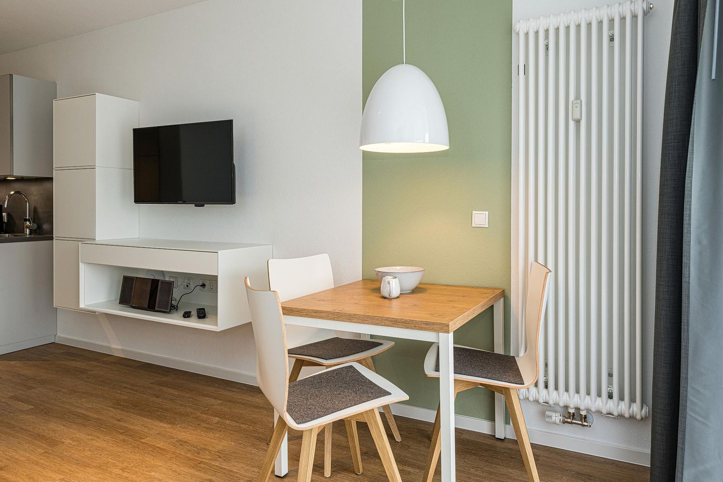 Deichhäuser Anna Küste Deichhäuser Anna Küste 8-12 Bensersiel - Wohn-Ess-Schlafbereich mit Couch