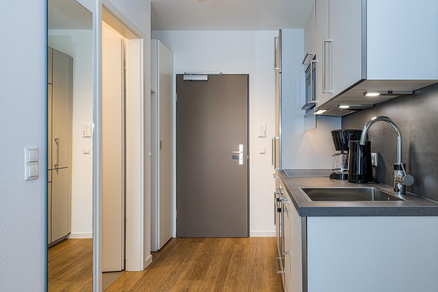 Deichhäuser Anna Küste Deichhäuser Anna Küste 8-12 Bensersiel - Wohn-Ess-Schlafbereich mit Küchenzeile und Faltscreen TV