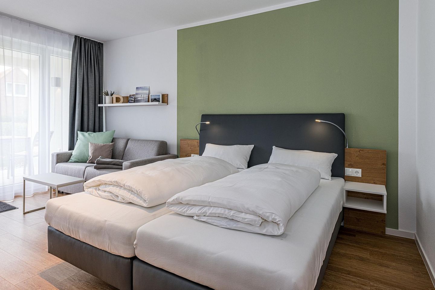 Deichhäuser Anna Küste Deichhäuser Anna Küste 8-12 Bensersiel - Wohn-Ess-Schlafbereich mit Doppelbett und Sofa