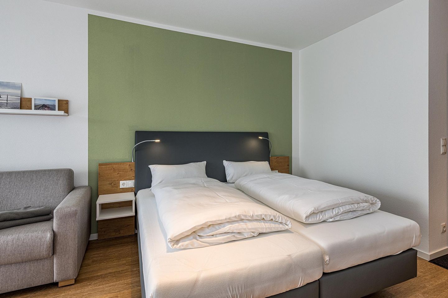 Deichhäuser Anna Küste Deichhäuser Anna Küste 8-12 Bensersiel - Wohn-Ess-Schlafbereich mit Küchenzeile und Faltscreen TV