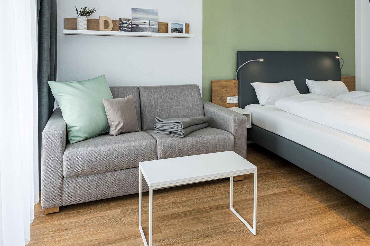 Deichhäuser Anna Küste Deichhäuser Anna Küste 8-12 Bensersiel - Wohn-Ess-Schlafbereich mit Küchenzeile und Faltscreen TV