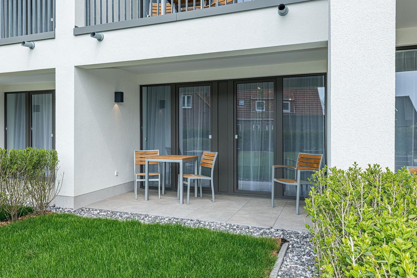 Deichhäuser Anna Küste Deichhäuser Anna Küste 8-12 Bensersiel - Überdachte Terrasse mit Sitzgelegenheit