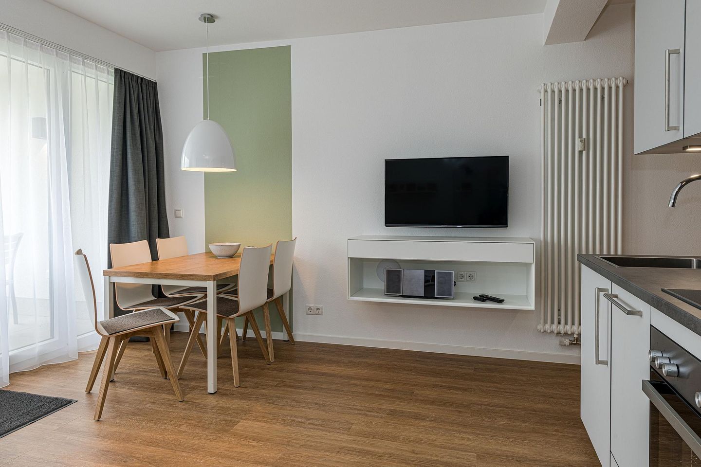 Deichhäuser Anna Küste Deichhäuser Anna Küste 8-13 Bensersiel - Wohn-Essbereich mit Couch