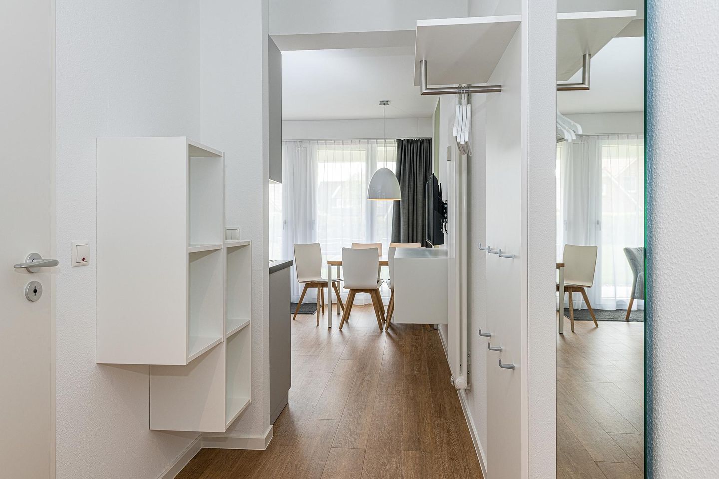 Deichhäuser Anna Küste Deichhäuser Anna Küste 8-13 Bensersiel - Flur mit Garderobe und Spiegel