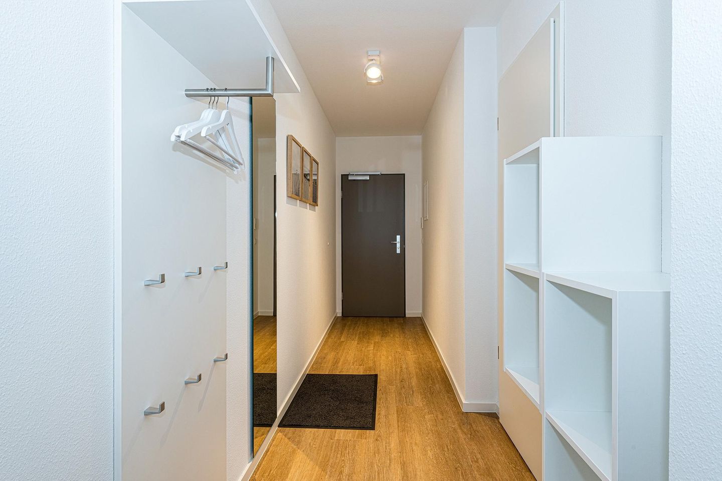 Deichhäuser Anna Küste Deichhäuser Anna Küste 8-13 Bensersiel - Flur mit Garderobe und Spiegel