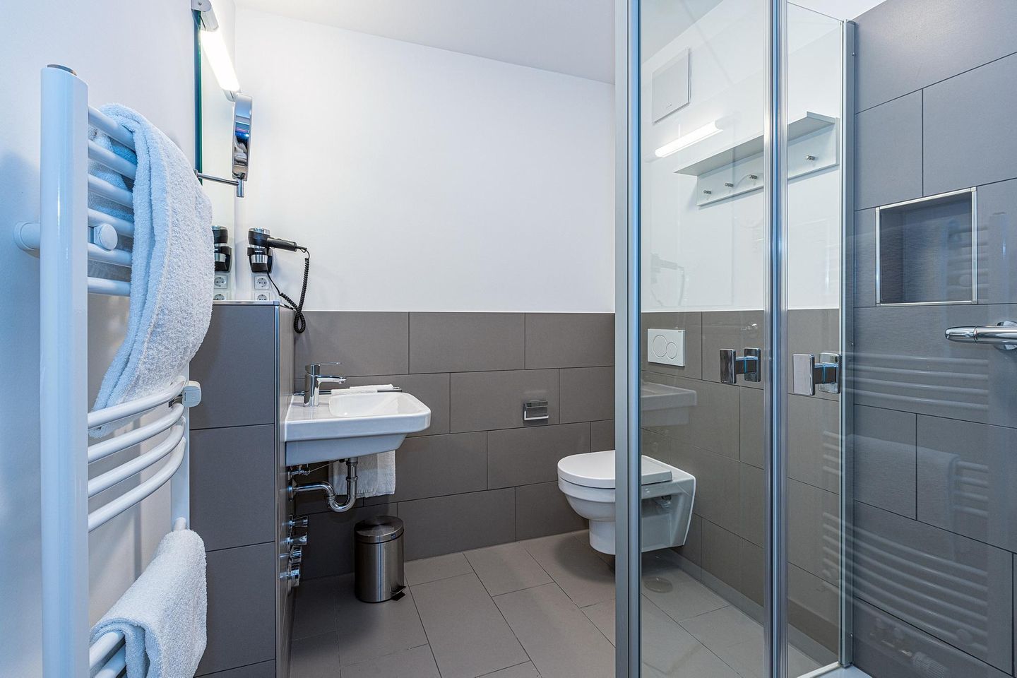 Deichhäuser Anna Küste Deichhäuser Anna Küste 8-13 Bensersiel - Badezimmer mit Dusche
