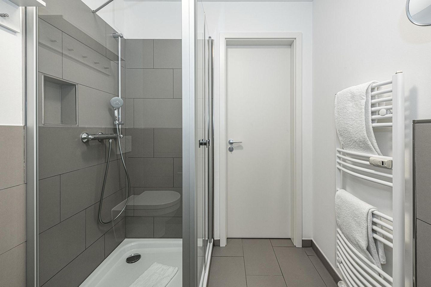 Deichhäuser Anna Küste Deichhäuser Anna Küste 8-13 Bensersiel - Badezimmer mit Dusche