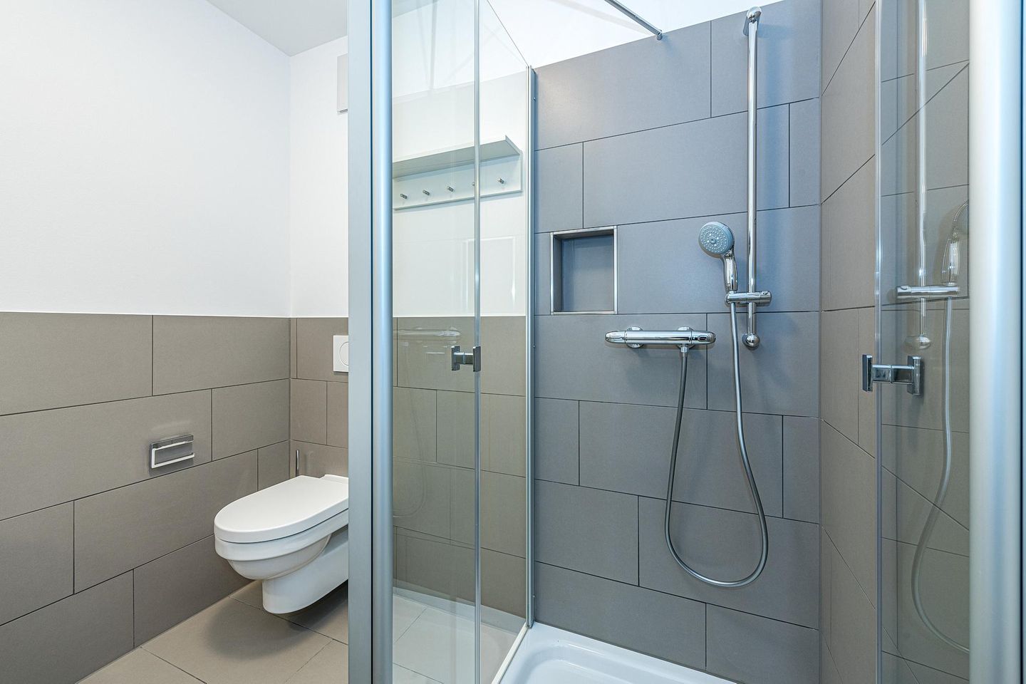 Deichhäuser Anna Küste Deichhäuser Anna Küste 8-13 Bensersiel - Badezimmer mit Dusche