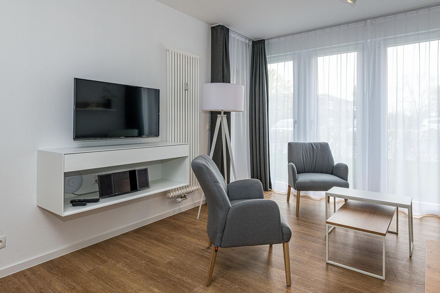 Deichhäuser Anna Küste Deichhäuser Anna Küste 8-14 Bensersiel - Wohn-Essbereich mit Couch