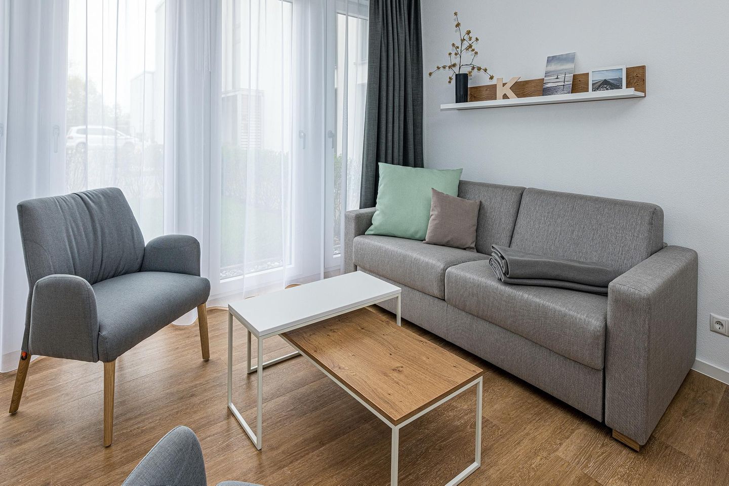 Deichhäuser Anna Küste Deichhäuser Anna Küste 8-14 Bensersiel - Wohn-Essbereich mit Couch