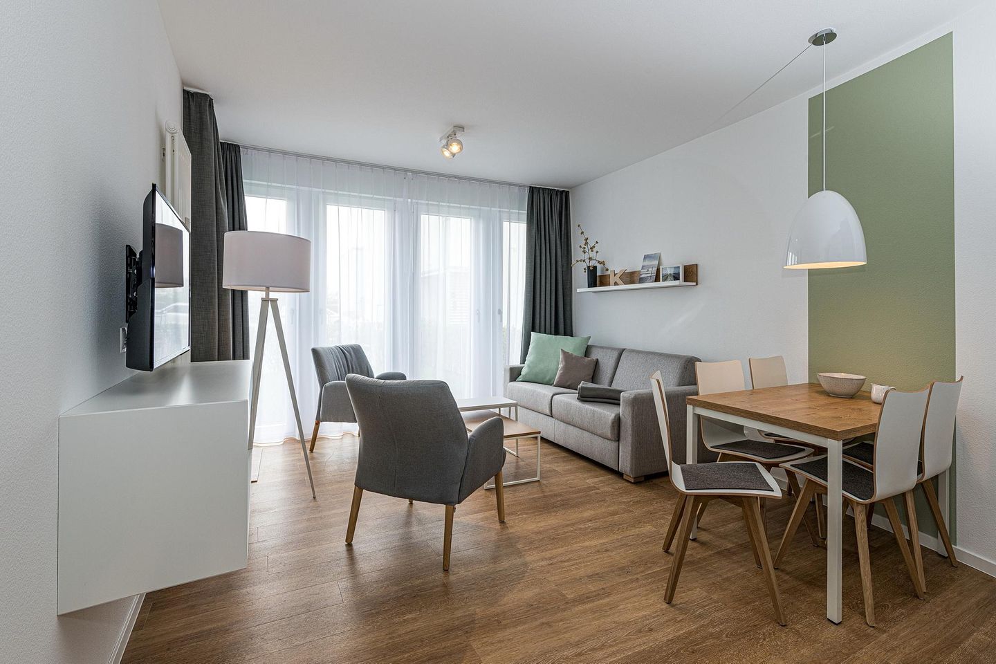 Deichhäuser Anna Küste Deichhäuser Anna Küste 8-14 Bensersiel - Wohn-Essbereich mit Couch