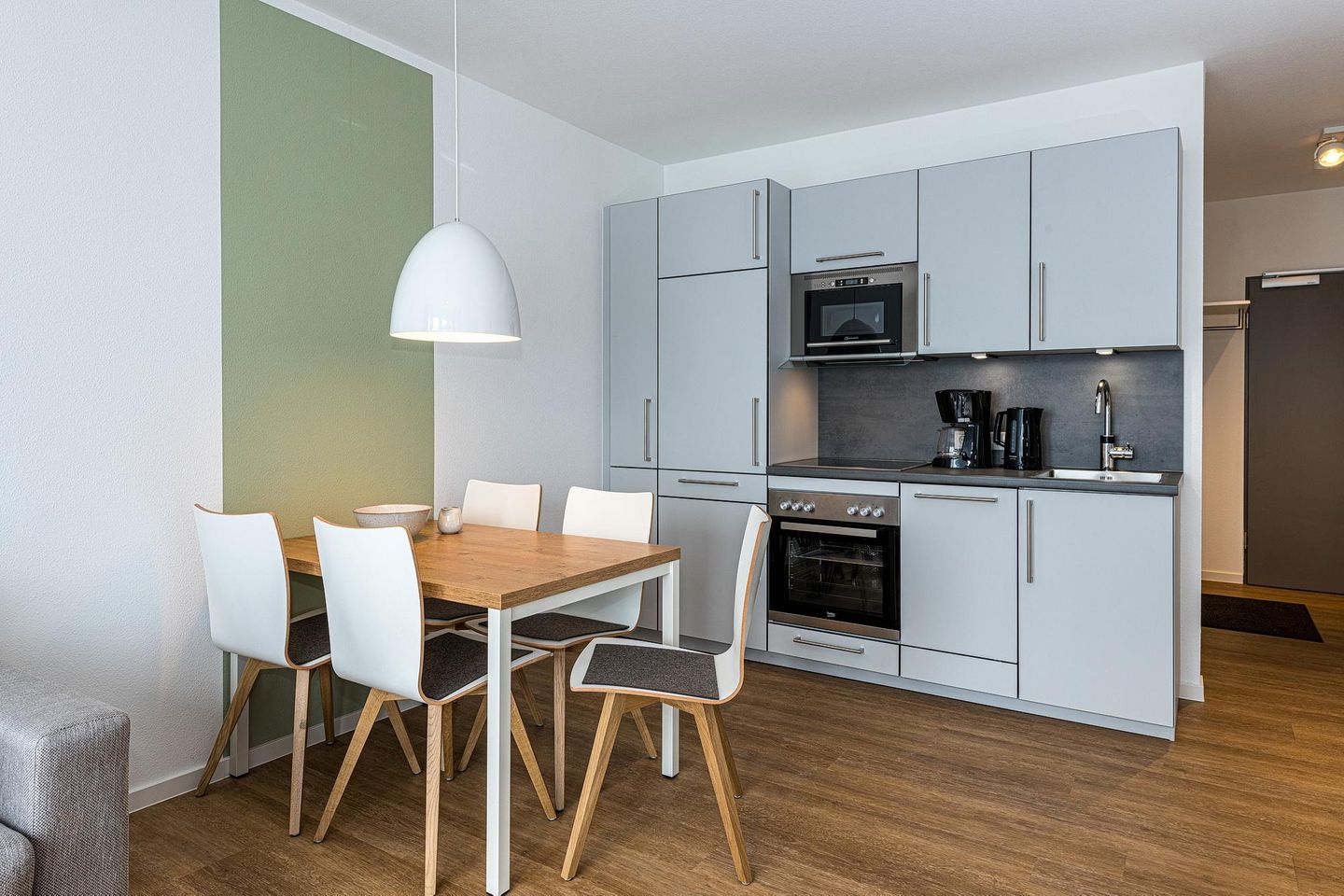 Deichhäuser Anna Küste Deichhäuser Anna Küste 8-14 Bensersiel - Küchenzeile mit Esstisch und Sitzgelegenheit