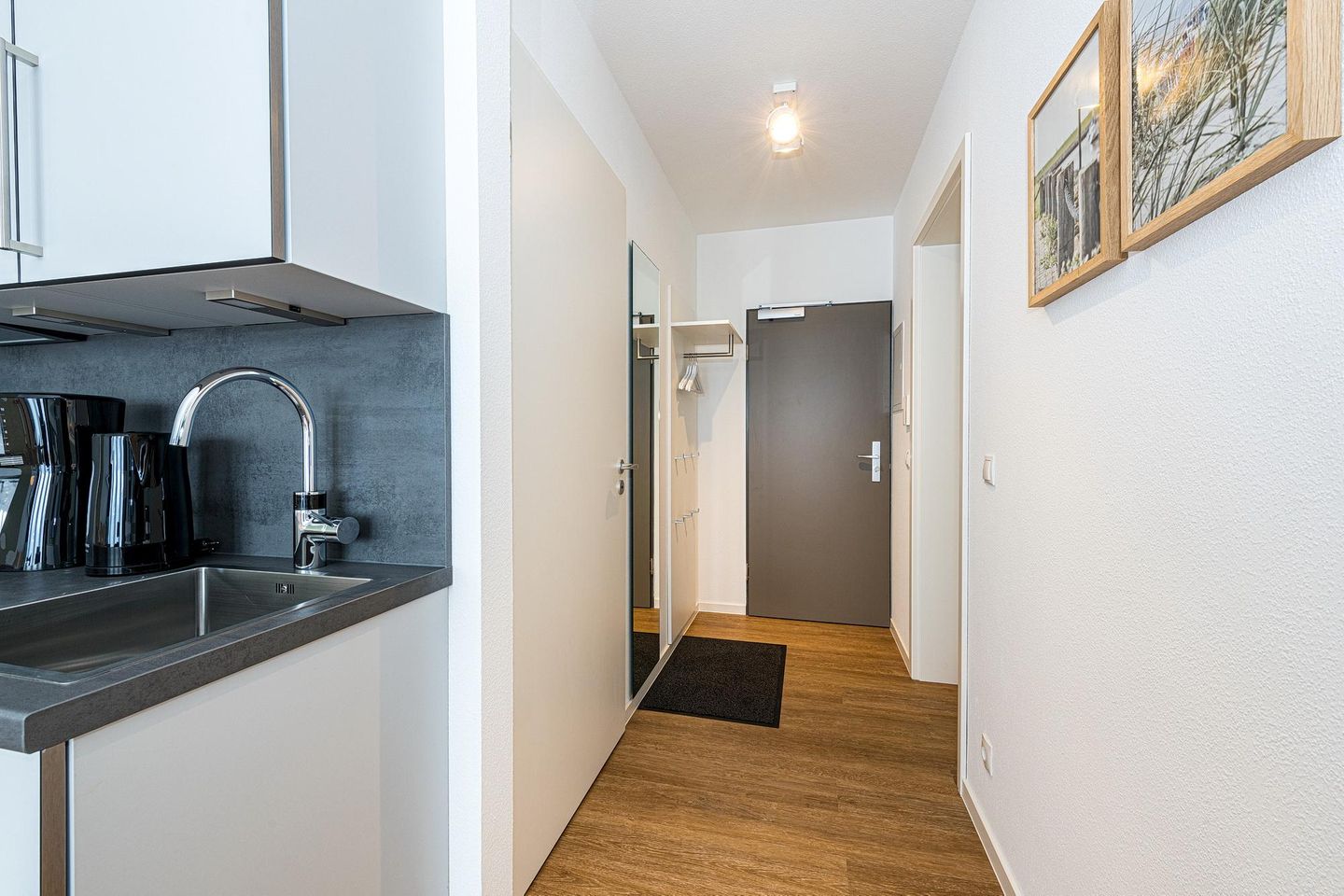 Deichhäuser Anna Küste Deichhäuser Anna Küste 8-14 Bensersiel - Flur mit Garderobe