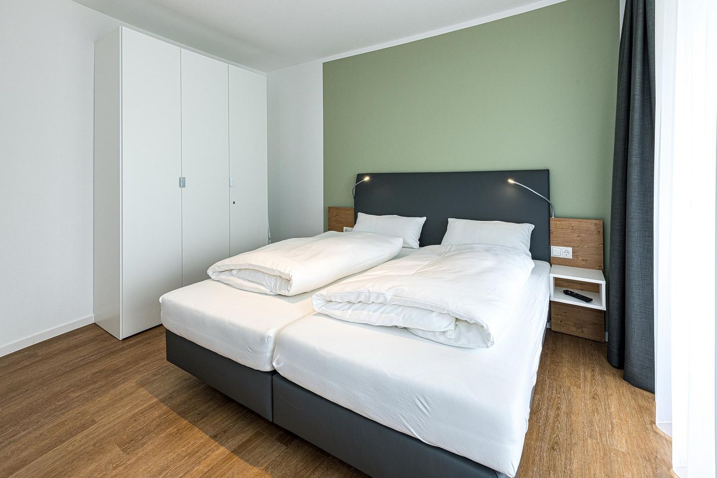 Deichhäuser Anna Küste Deichhäuser Anna Küste 8-14 Bensersiel - Schlafzimmer mit Doppelbett