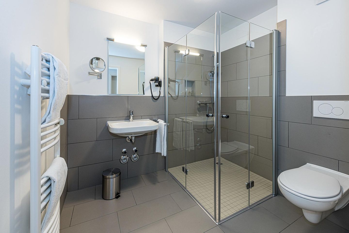 Deichhäuser Anna Küste Deichhäuser Anna Küste 8-14 Bensersiel - Badezimmer mit Dusche