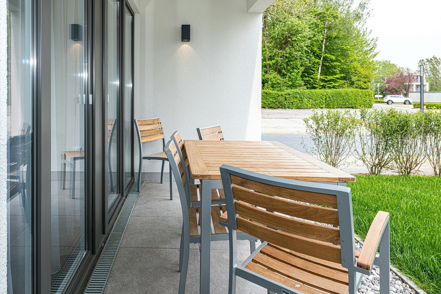 Deichhäuser Anna Küste Deichhäuser Anna Küste 8-14 Bensersiel - Überdachte Terrasse mit Sitzgelegenheit und Grünfläche