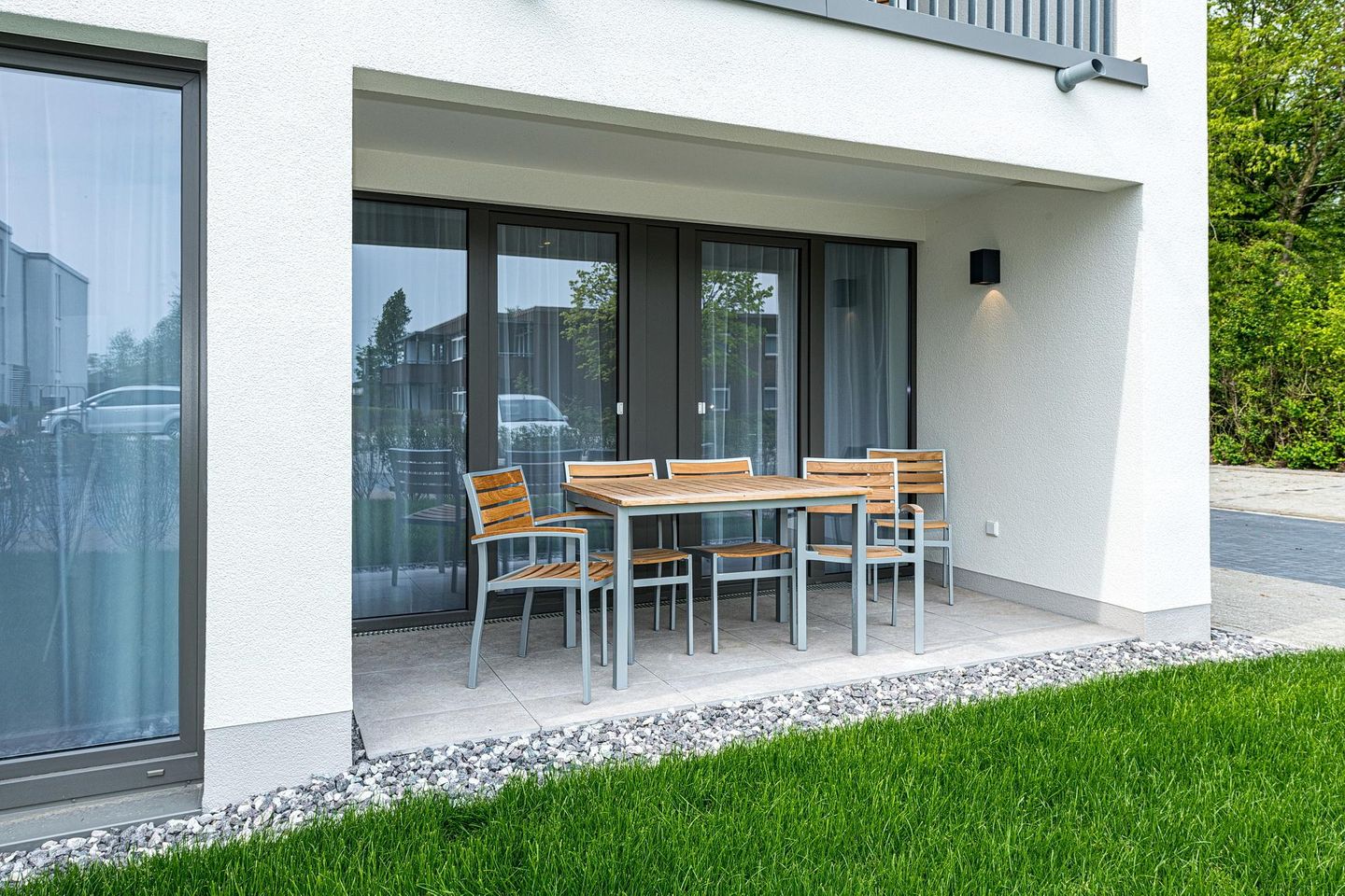 Deichhäuser Anna Küste Deichhäuser Anna Küste 8-14 Bensersiel - Überdachte Terrasse mit Sitzgelegenheit und Grünfläche