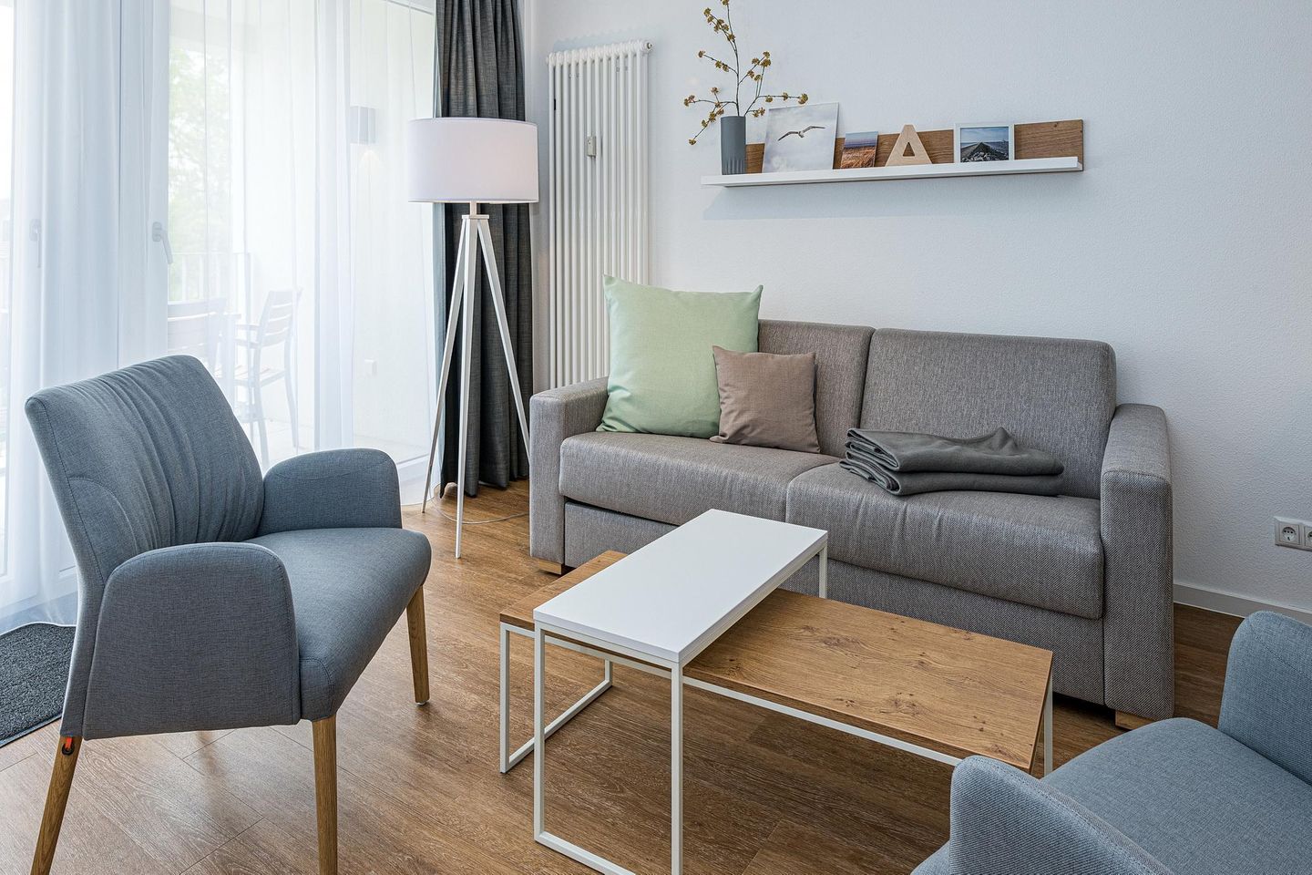 Deichhäuser Anna Küste Deichhäuser Anna Küste 8-20 Bensersiel - Wohn-Essbereich mit Couch