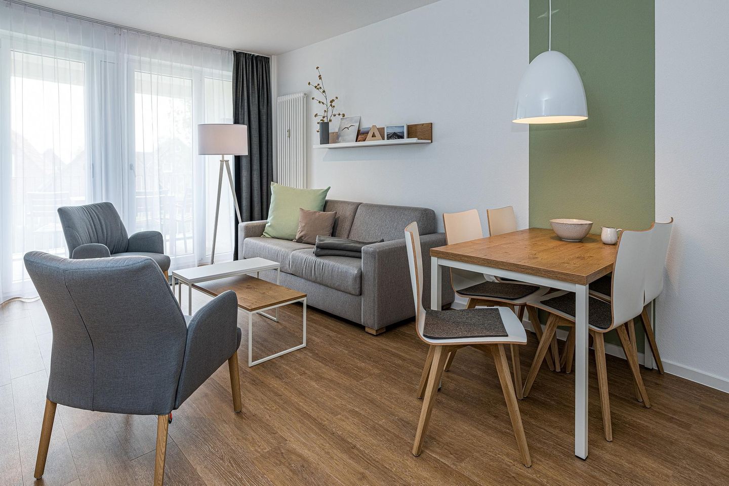 Deichhäuser Anna Küste Deichhäuser Anna Küste 8-20 Bensersiel - Wohn-Essbereich mit Couch