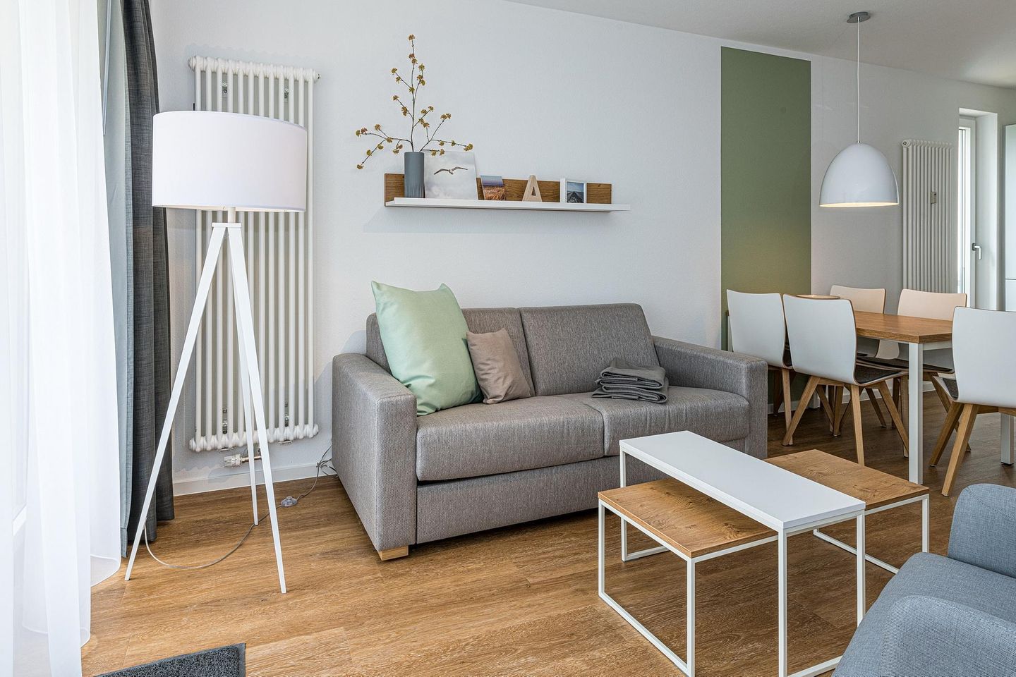 Deichhäuser Anna Küste Deichhäuser Anna Küste 8-20 Bensersiel - Wohn-Essbereich mit Couch