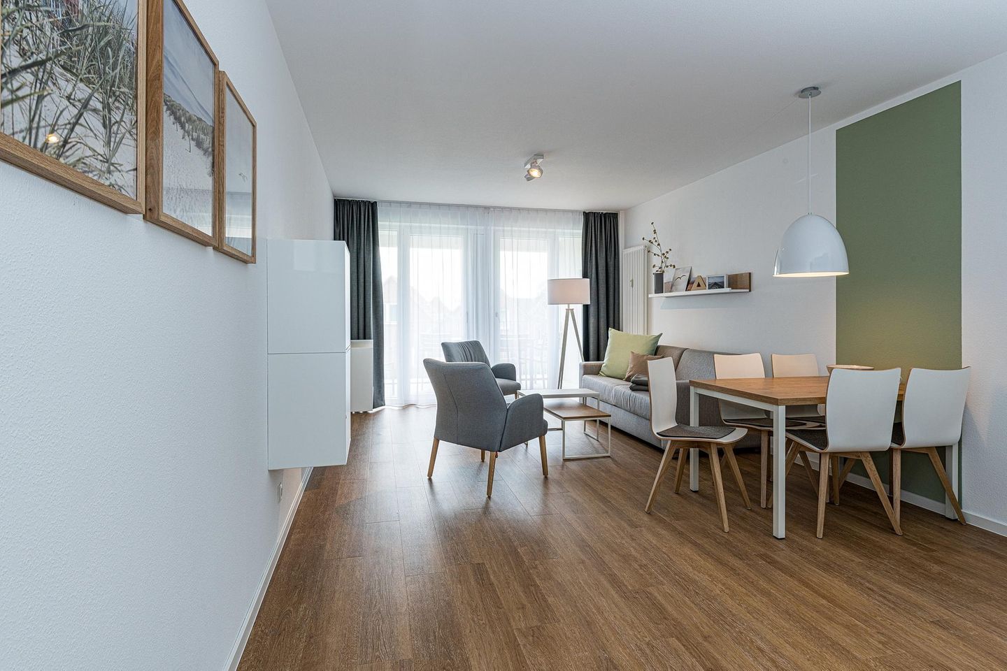 Deichhäuser Anna Küste Deichhäuser Anna Küste 8-20 Bensersiel - Wohn-Essbereich mit Couch