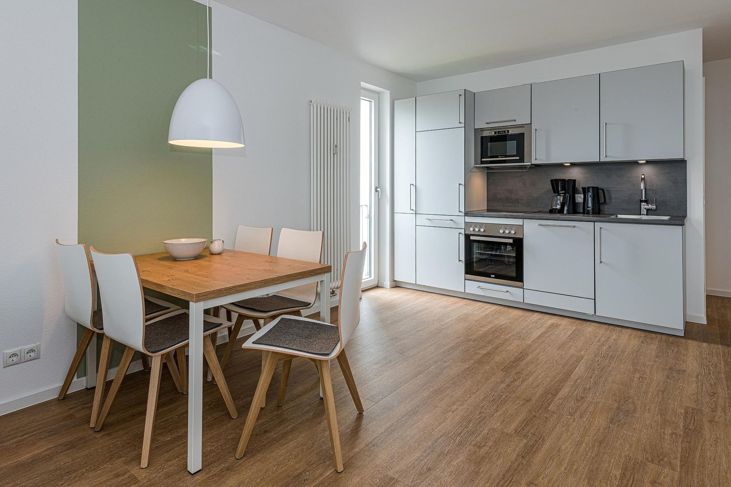 Deichhäuser Anna Küste Deichhäuser Anna Küste 8-20 Bensersiel - Wohn-Essbereich mit Couch