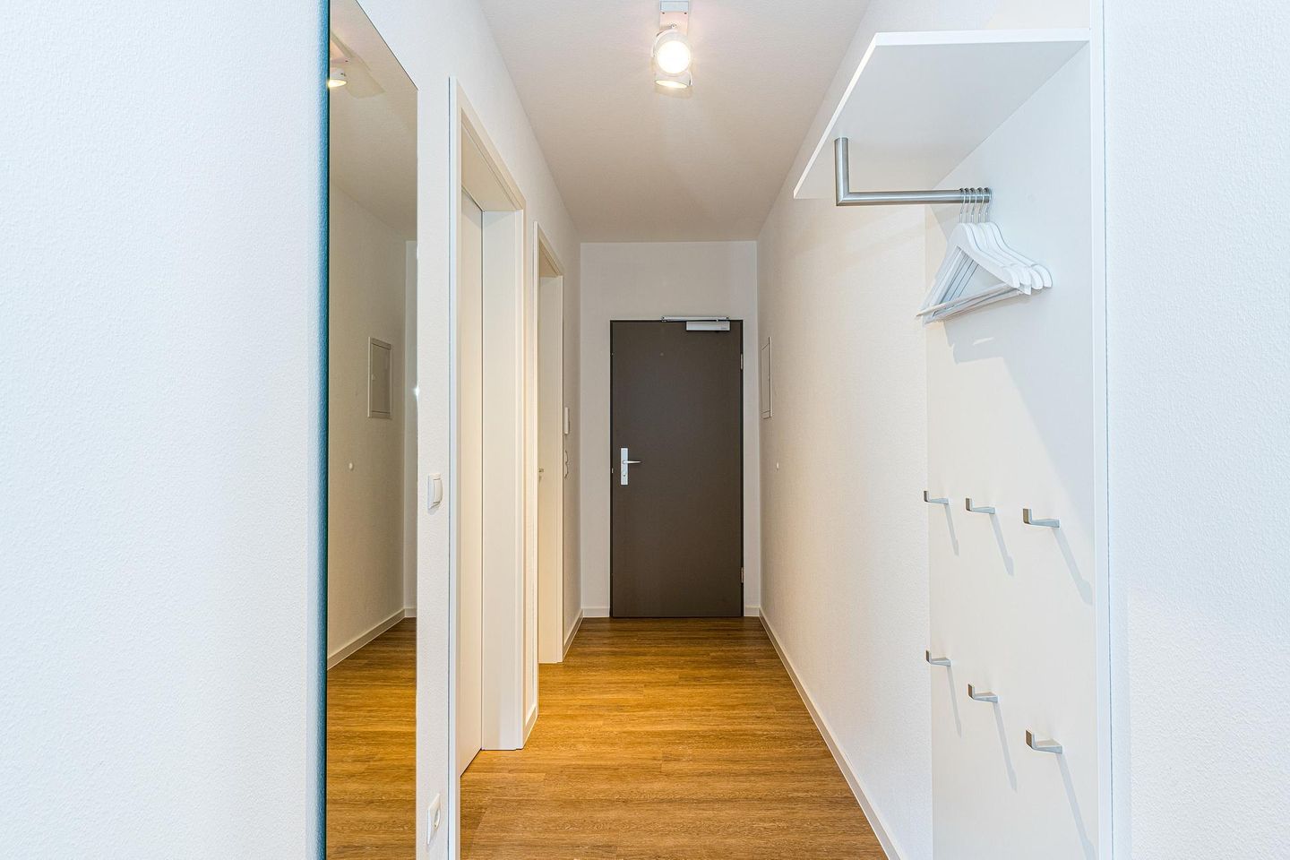 Deichhäuser Anna Küste Deichhäuser Anna Küste 8-20 Bensersiel - Flur mit Garderobe