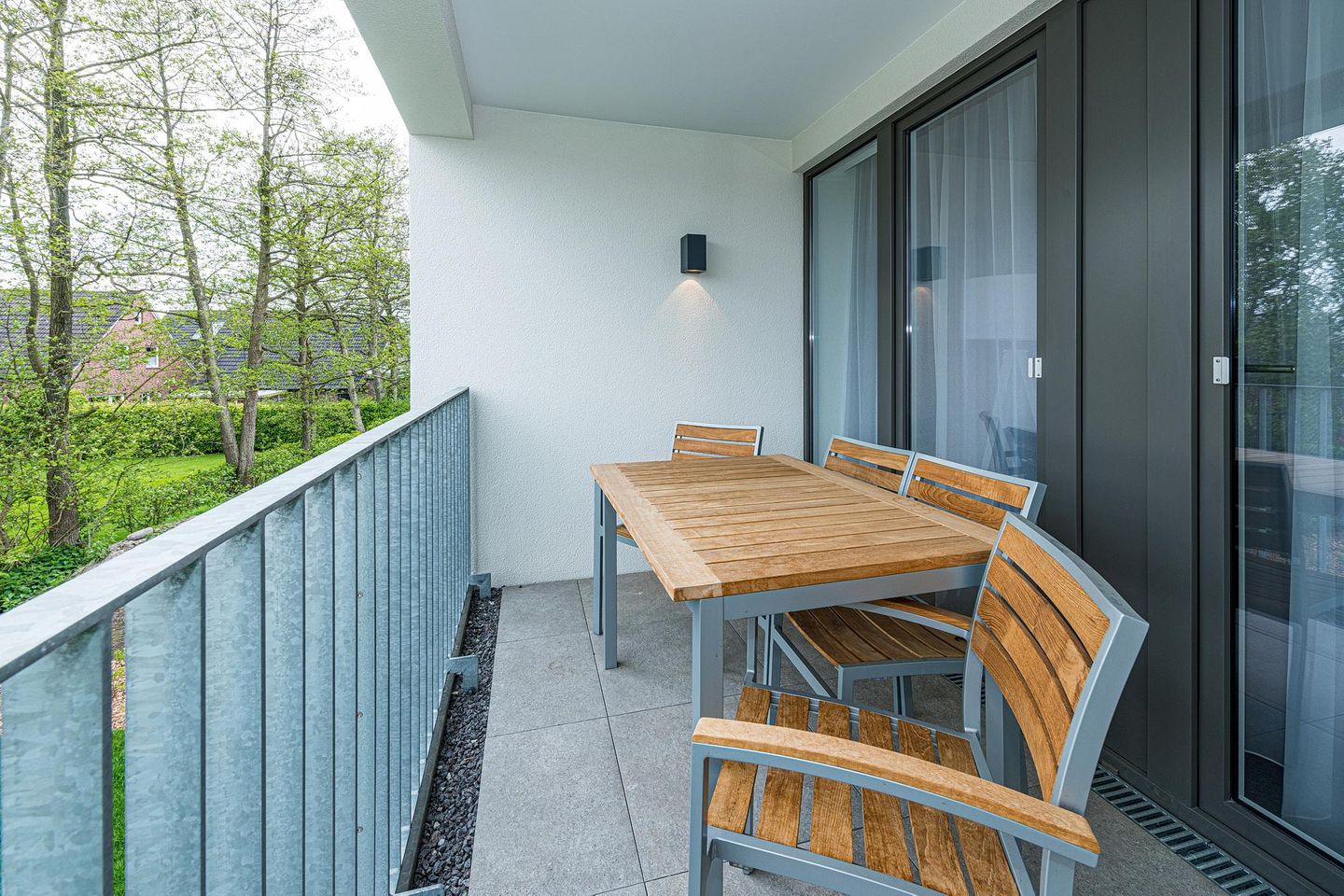 Deichhäuser Anna Küste Deichhäuser Anna Küste 8-20 Bensersiel - Überdachter Balkon mit Sitzgelegenheit