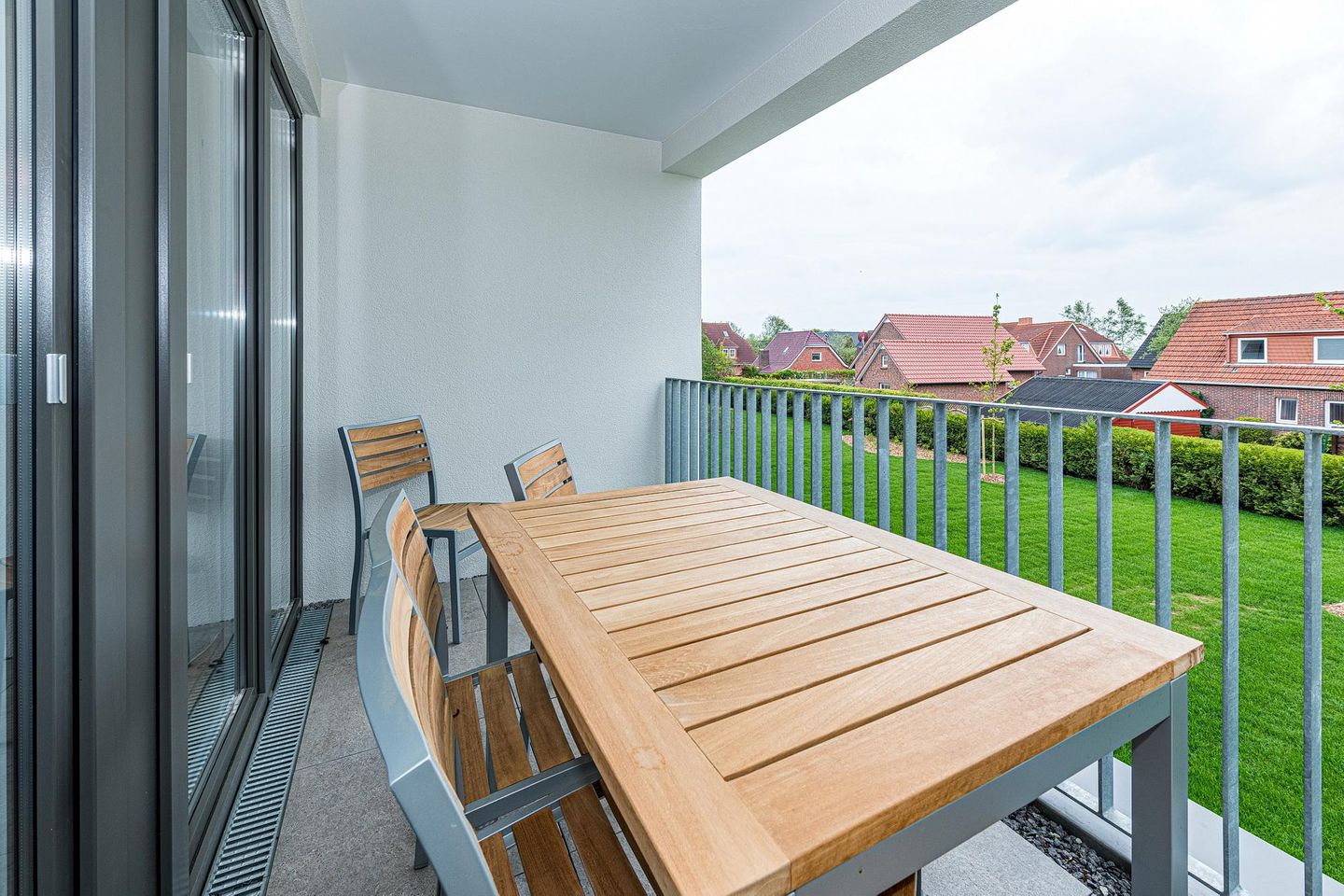 Deichhäuser Anna Küste Deichhäuser Anna Küste 8-20 Bensersiel - Überdachter Balkon mit Sitzgelegenheit
