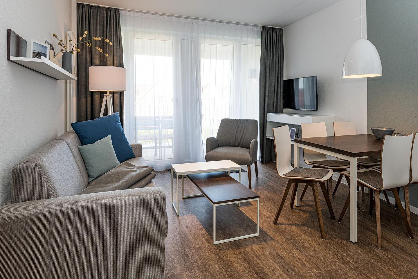 Deichhäuser Anna Küste Deichhäuser Anna Küste 8-21 Bensersiel - Wohn-Essbereich mit Couch