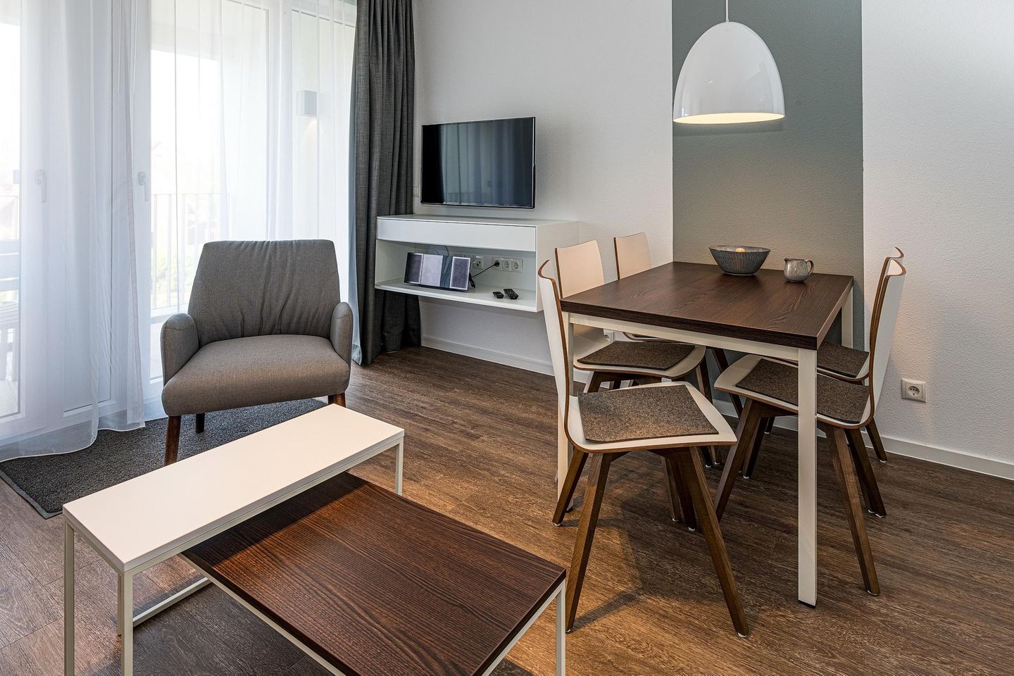 Deichhäuser Anna Küste Deichhäuser Anna Küste 8-21 Bensersiel - Wohn-Essbereich mit Couch und Esstisch