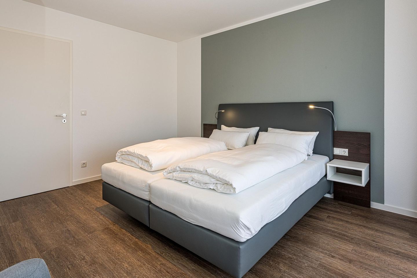 Deichhäuser Anna Küste Deichhäuser Anna Küste 8-21 Bensersiel - Schlafzimmer mit Doppelbett