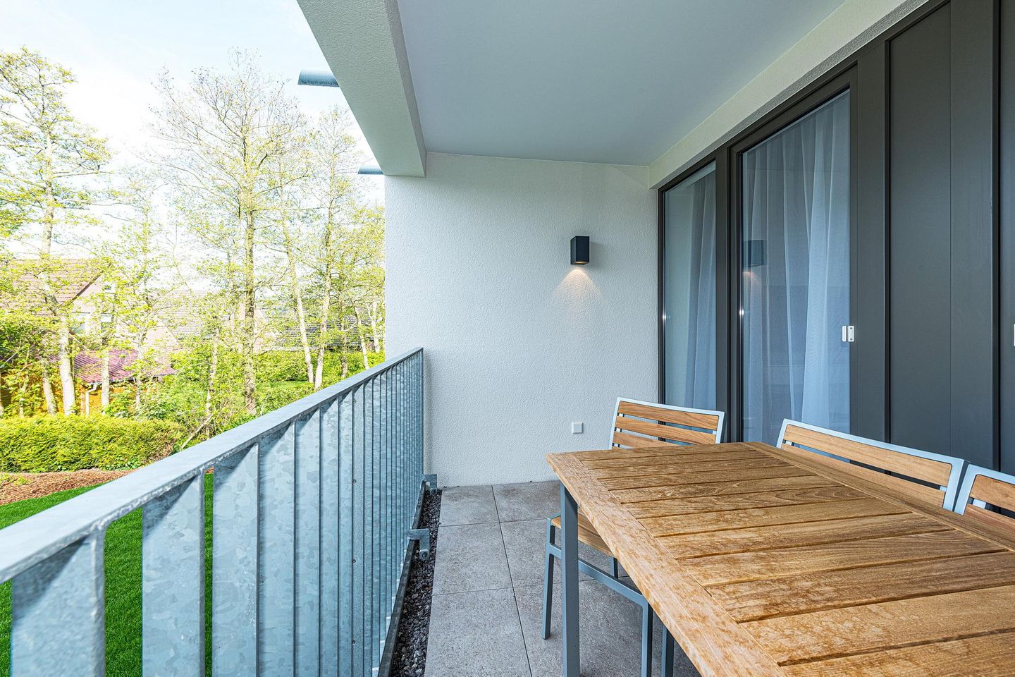 Deichhäuser Anna Küste Deichhäuser Anna Küste 8-21 Bensersiel - Überdachter Balkon mit Sitzgelegenheit