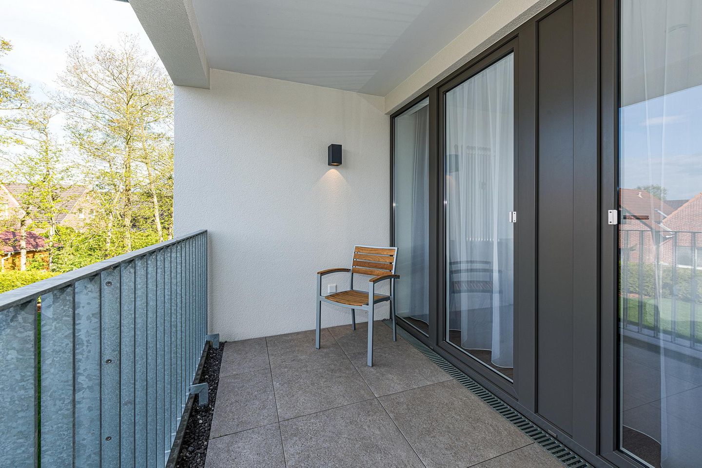 Deichhäuser Anna Küste Deichhäuser Anna Küste 8-21 Bensersiel - Überdachter Balkon mit Sitzgelegenheit