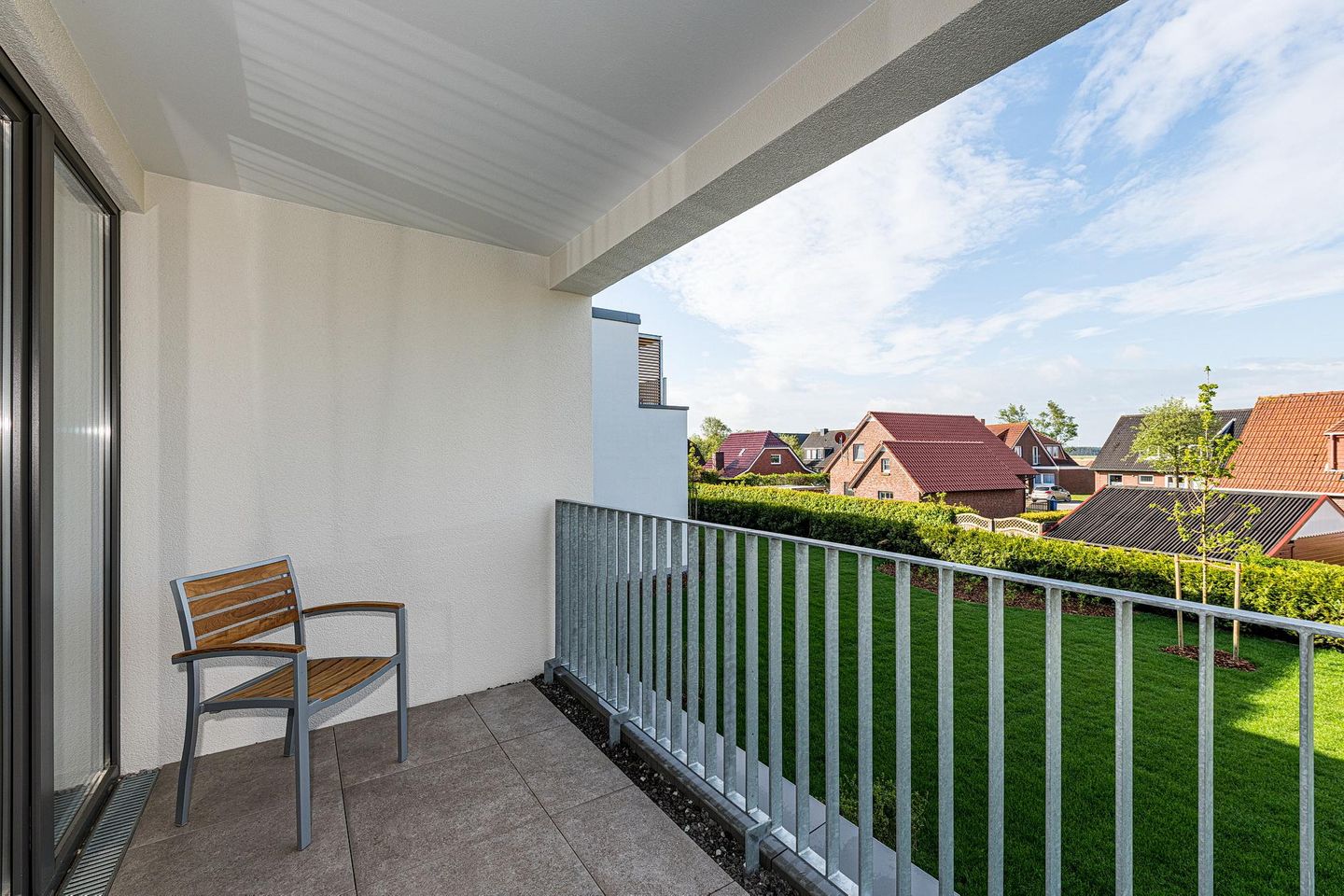 Deichhäuser Anna Küste Deichhäuser Anna Küste 8-21 Bensersiel - Überdachter Balkon mit Sitzgelegenheit