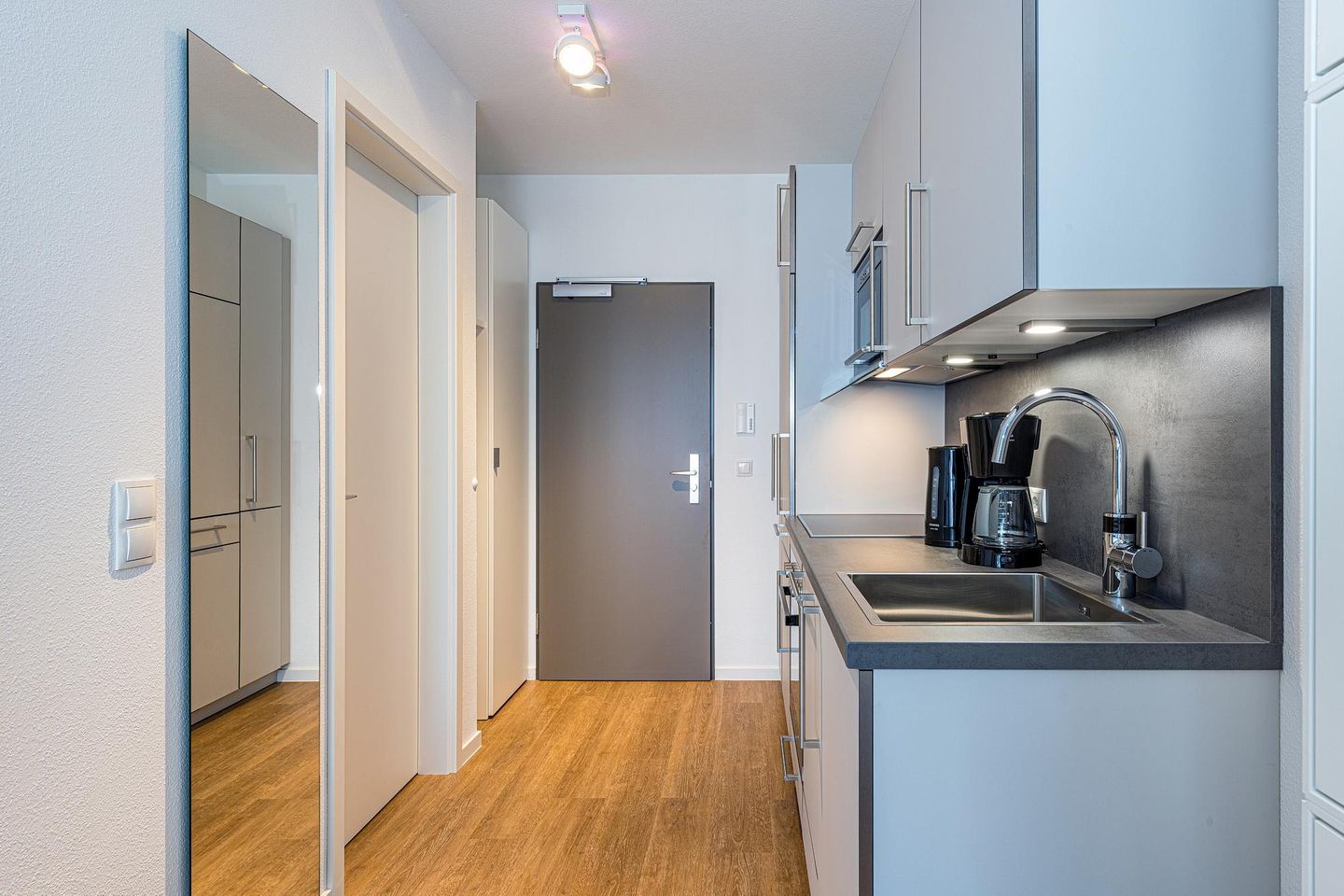 Deichhäuser Anna Küste Deichhäuser Anna Küste 8-22 Bensersiel - Flur mit Garderobe